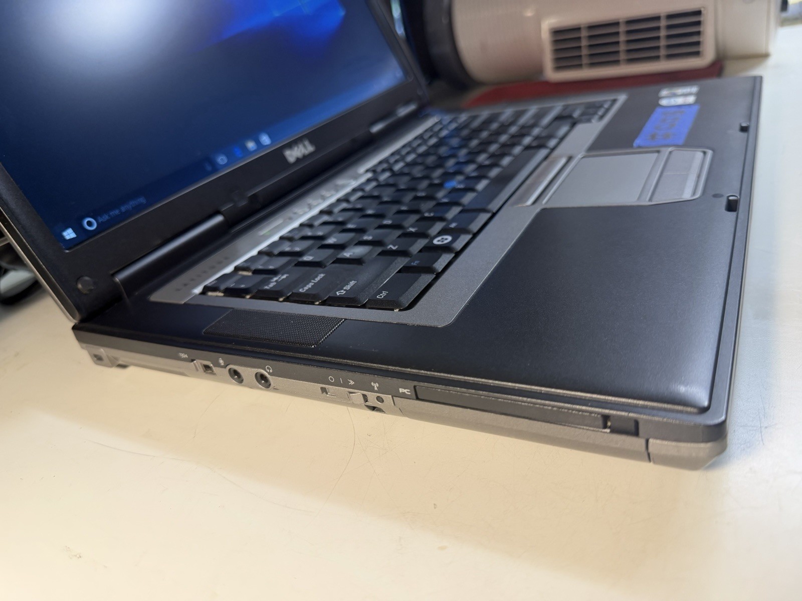 Dell D830 15.4”, Win10pro64, Intel CenDuo 1.80 40 GB 1.513 Gb Ram DVDRW #040