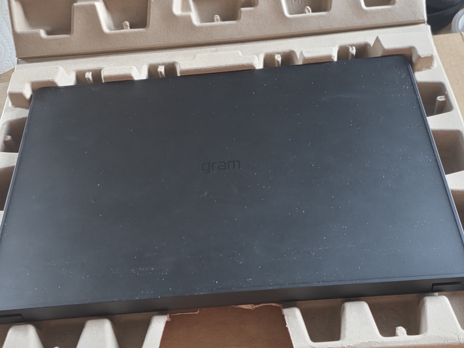 LG gram Book 15.6″ Ultra 7 16GB RAM Laptop Notebook 15U55T-H.AAB4U1 Ob A
