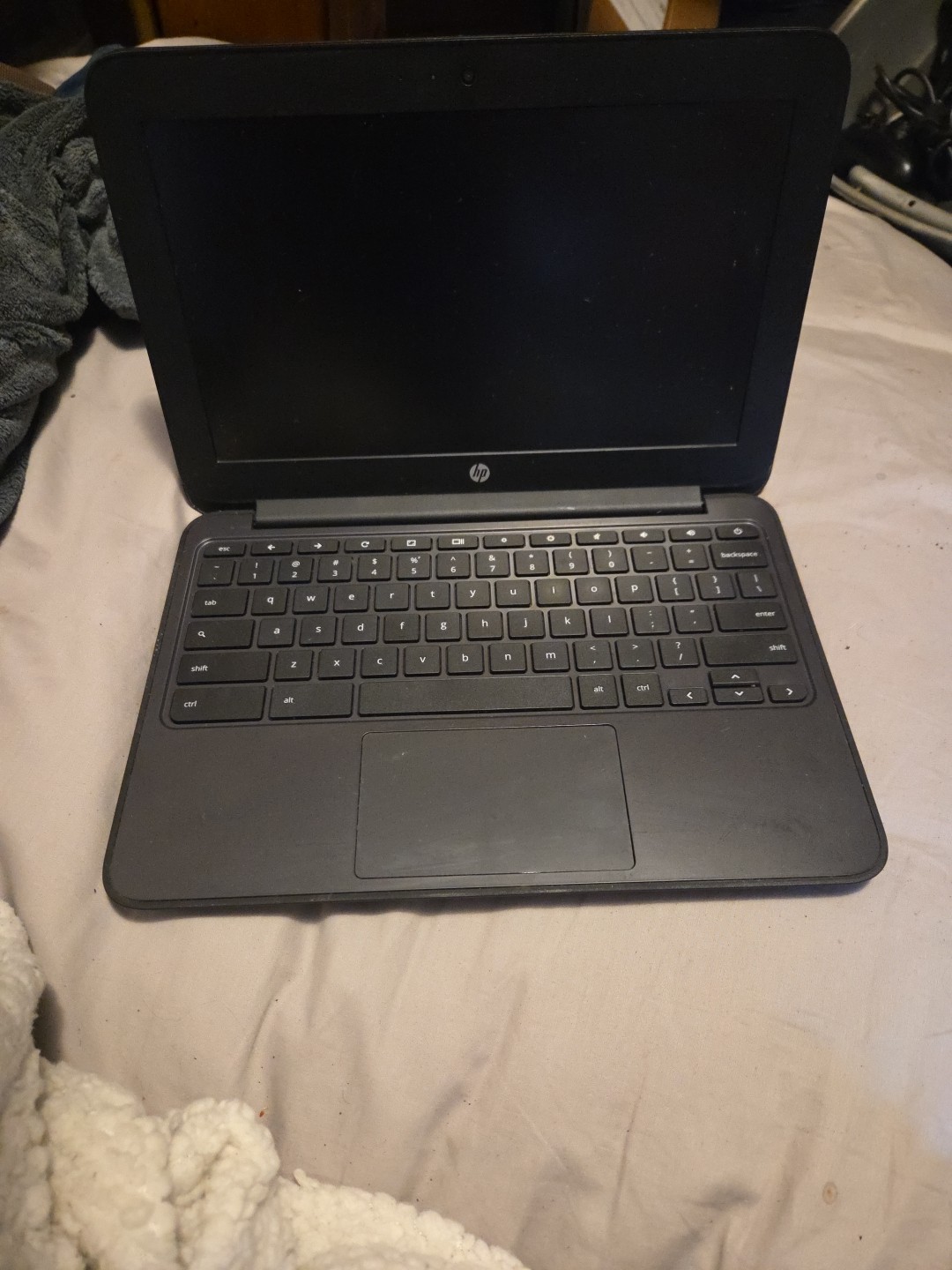 HP CHROMEBOOK 11 G5 EE..PARTS OR REPAIR. BUSTED SCREEN..NO CHARGER..UNTESTED