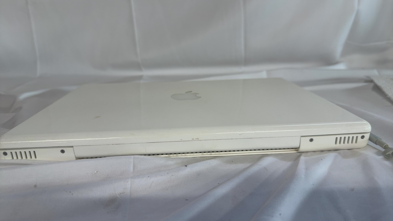 Apple MacBook 2.16GHz Intel Core 2 Duo 2GB DDR2 120GB HDD 13.3″ White
