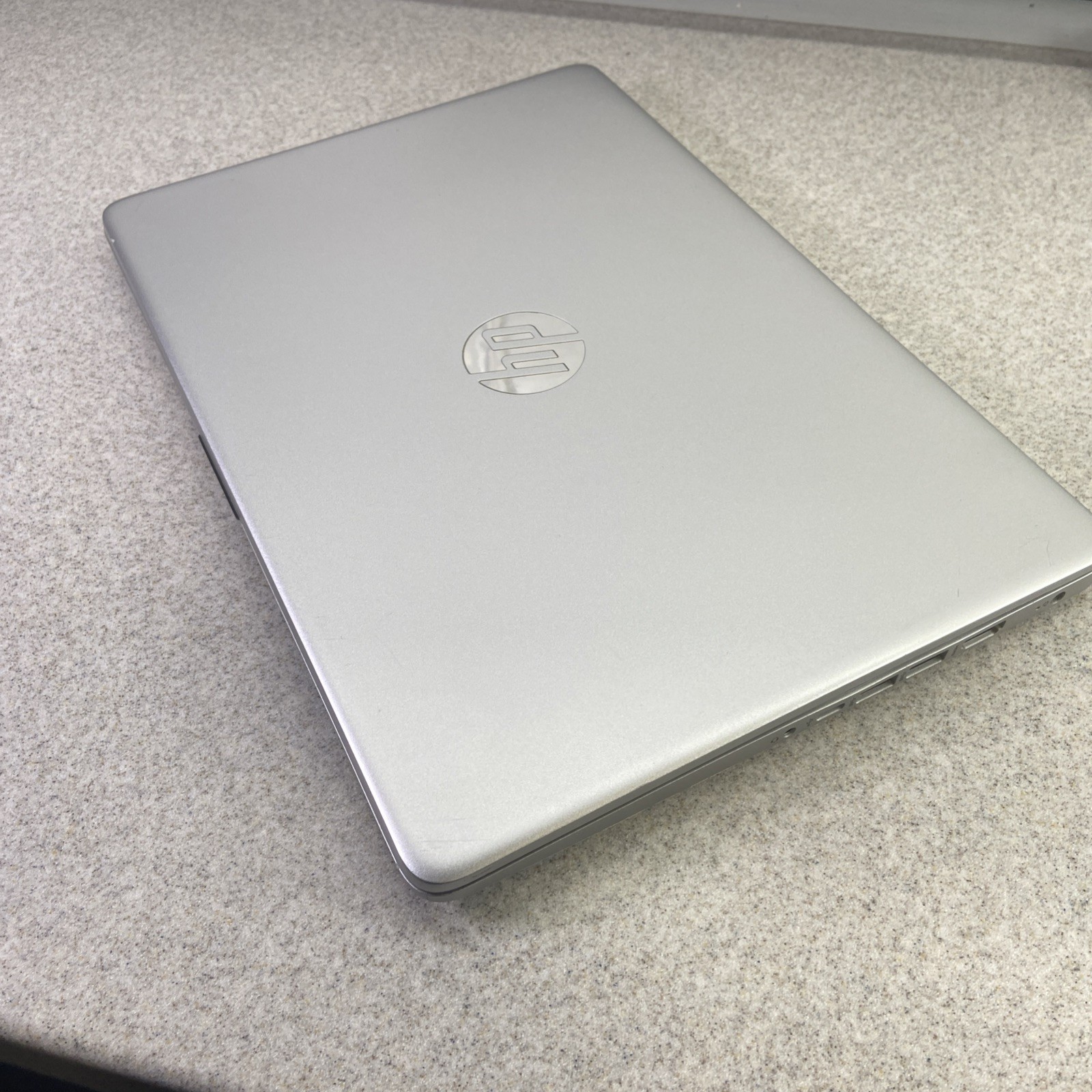 HP 14-fq0110wm HP 14″ FHD AMD Ryzen 3 3250U 2.6GHz AMD Radeon Graphics 4GB RAM