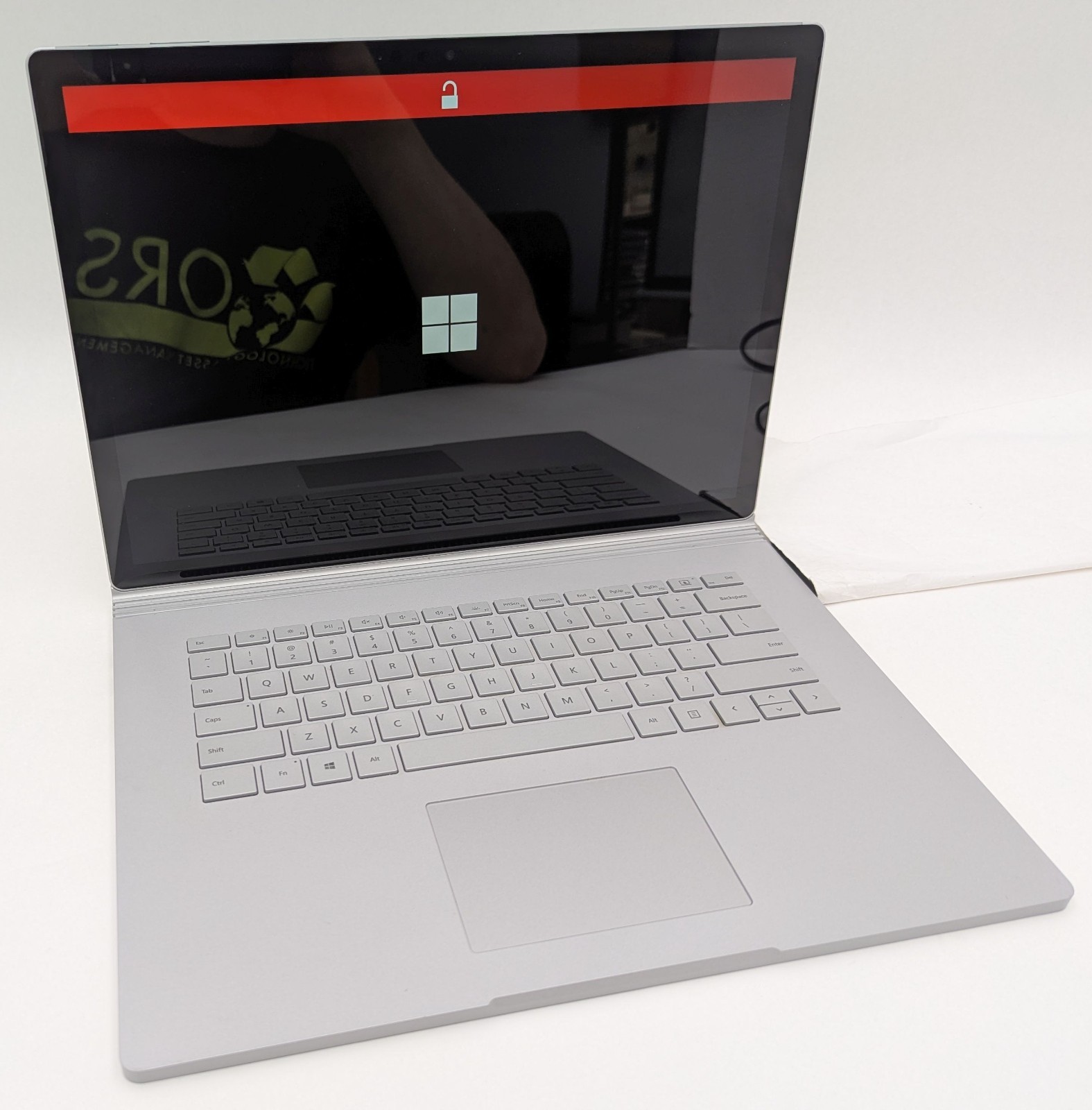 Incomplete Microsoft Surface Book 2 15″ i7-8650U 1.90GHz 16GB 256GB NVMe NVIDIA