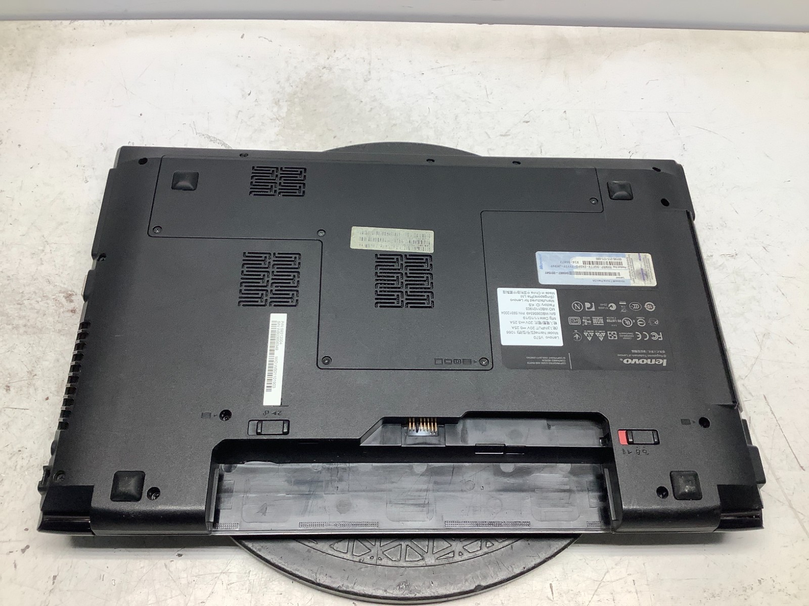 Lenovo V570 Intel i5-2430M 2.4GHz 6 GB NO HDD – Cracked LCD