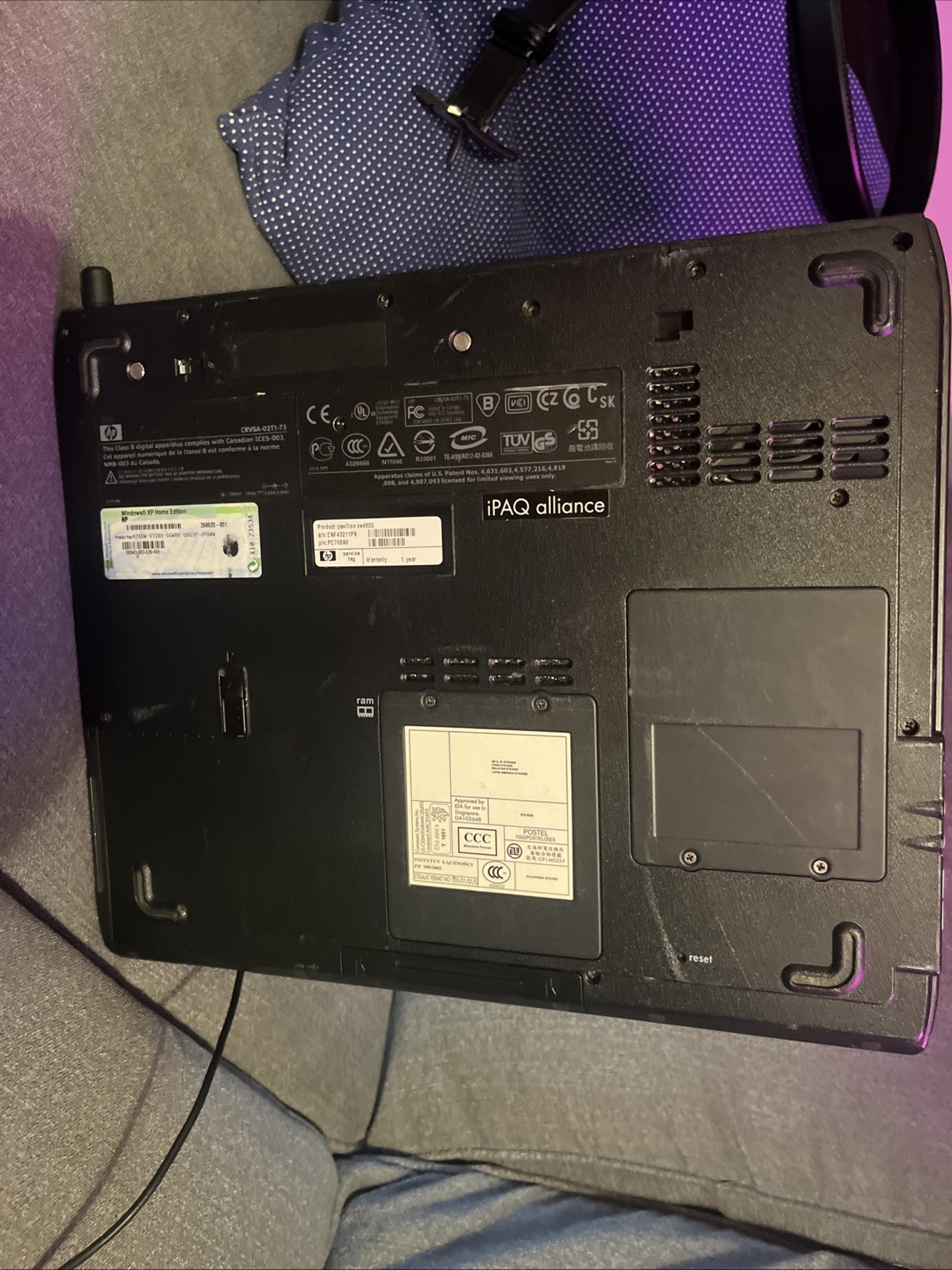Vintage Laptop HP Pavilion ze4800 AMD Athlon XP2800+, 448MB RAM, 18GB HDD WORKS