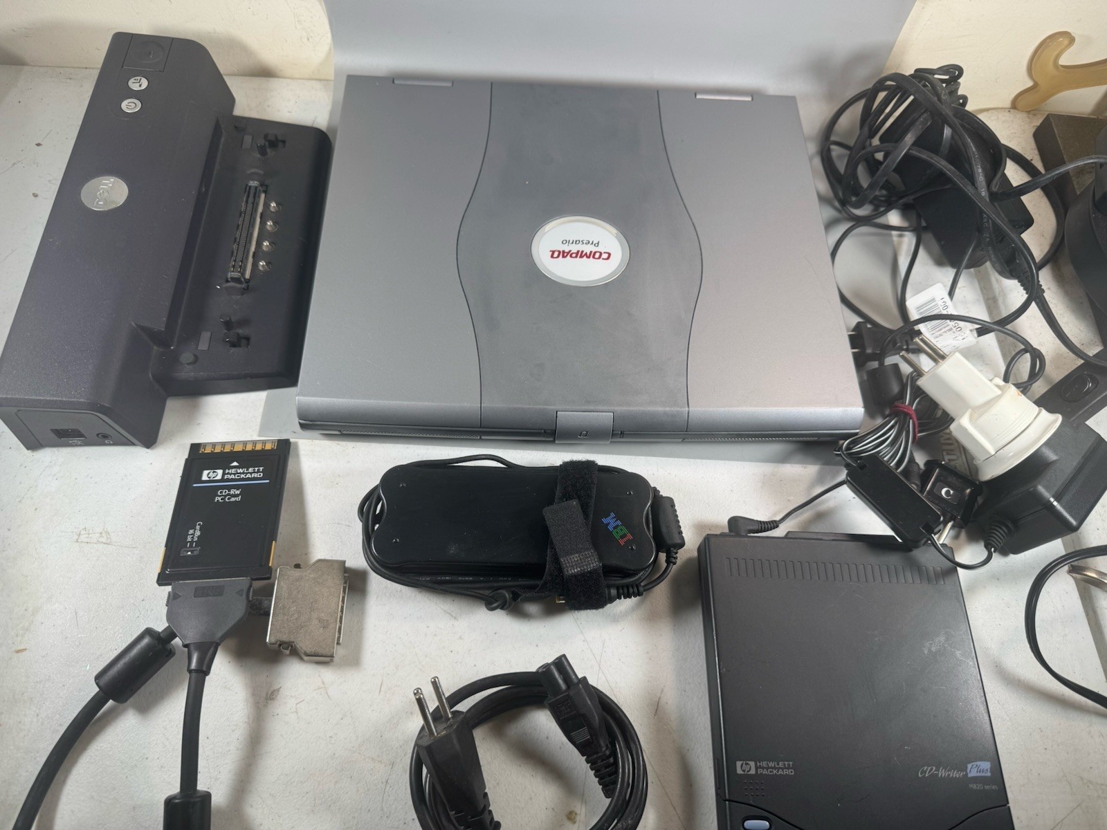 Compaq Presario 1700 Laptop Boots Windows 98 w/ Bag PSU HP CD-RW Dock