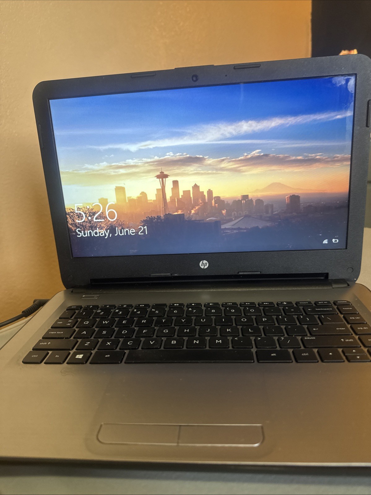 HP 14-an010nr 14″ AMD E2-7110, 32GB eMMC Chromebook w/ Webcam / HDMI NO CHARGER