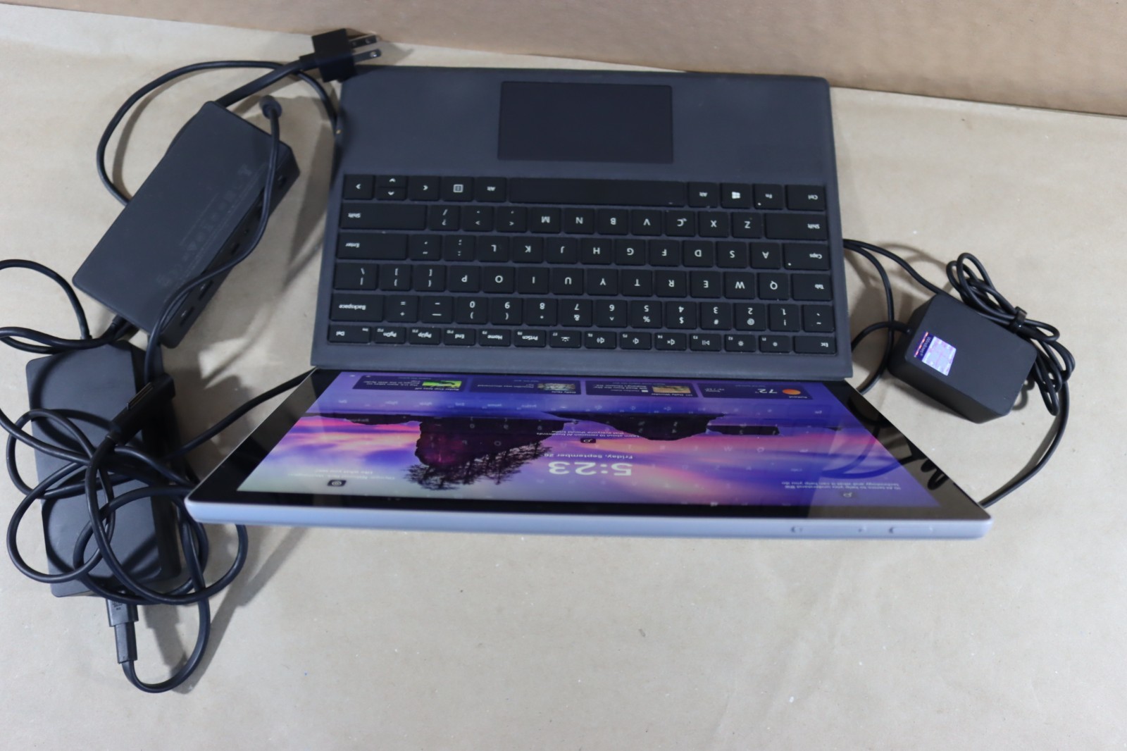 Microsoft Surface Pro 5 i5-7300U 8GB RAM 256GB Wi-Fi + LTE