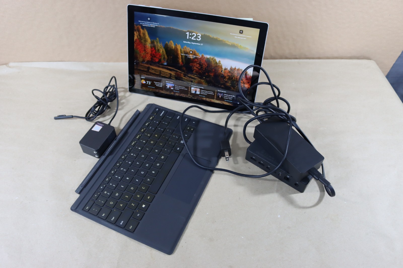 Microsoft Surface Pro 5 i5-7300U 8GB RAM 256GB Wi-Fi + LTE