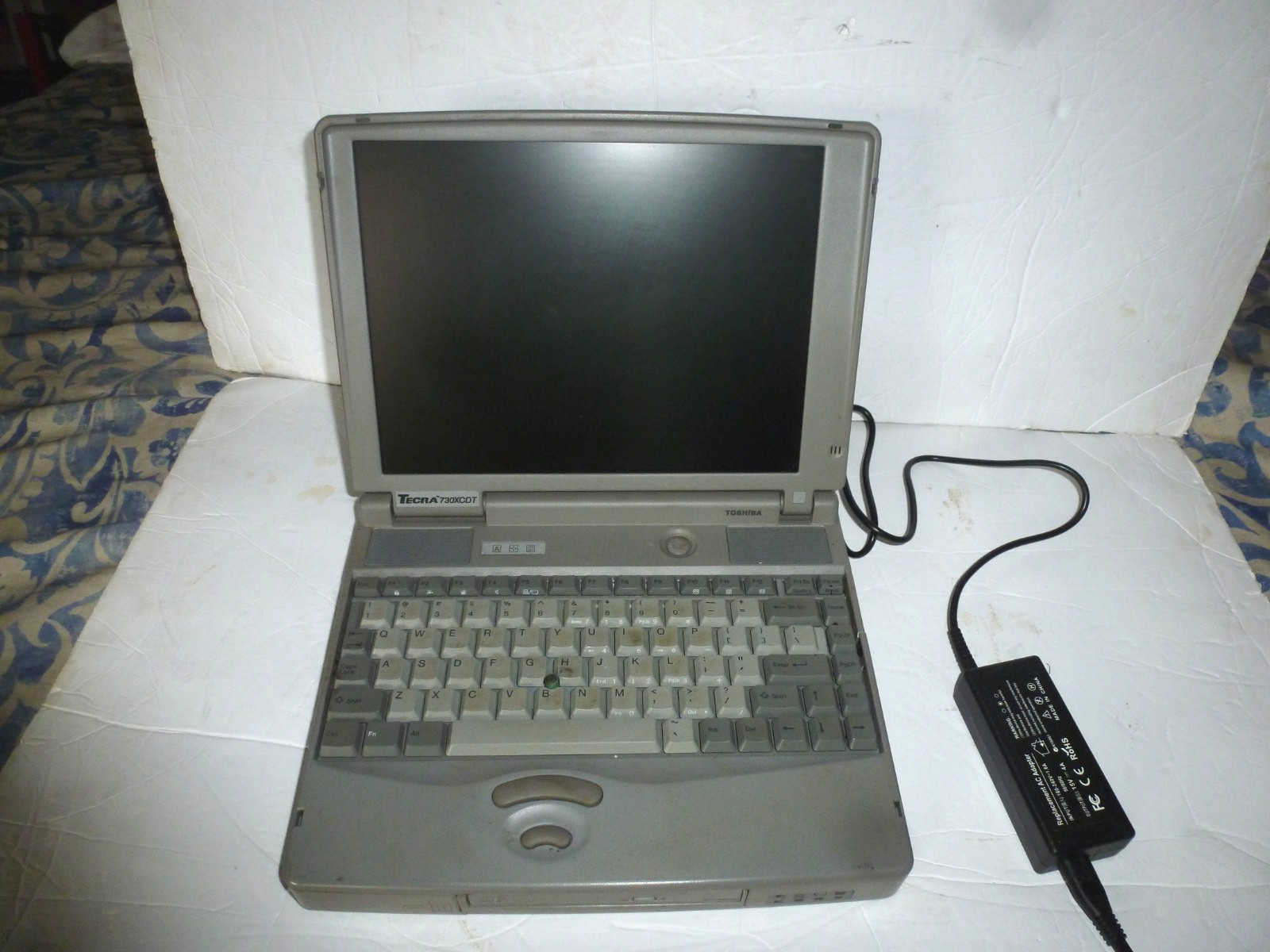 Vintage TOSHIBA TECRA Laptop 730XCDT/2.1 TESTED Windows 98