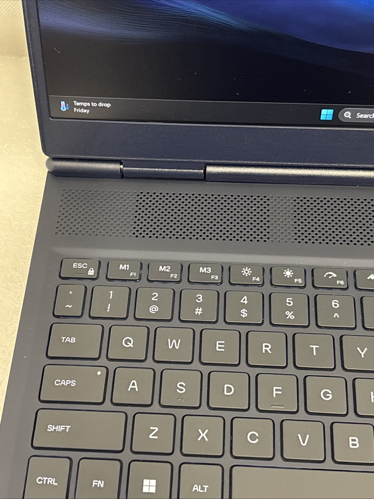 Dell Alienware 16 Aurora (1TB, Intel Core 7, 16GB, RTX 5050, Windows 11 Home)