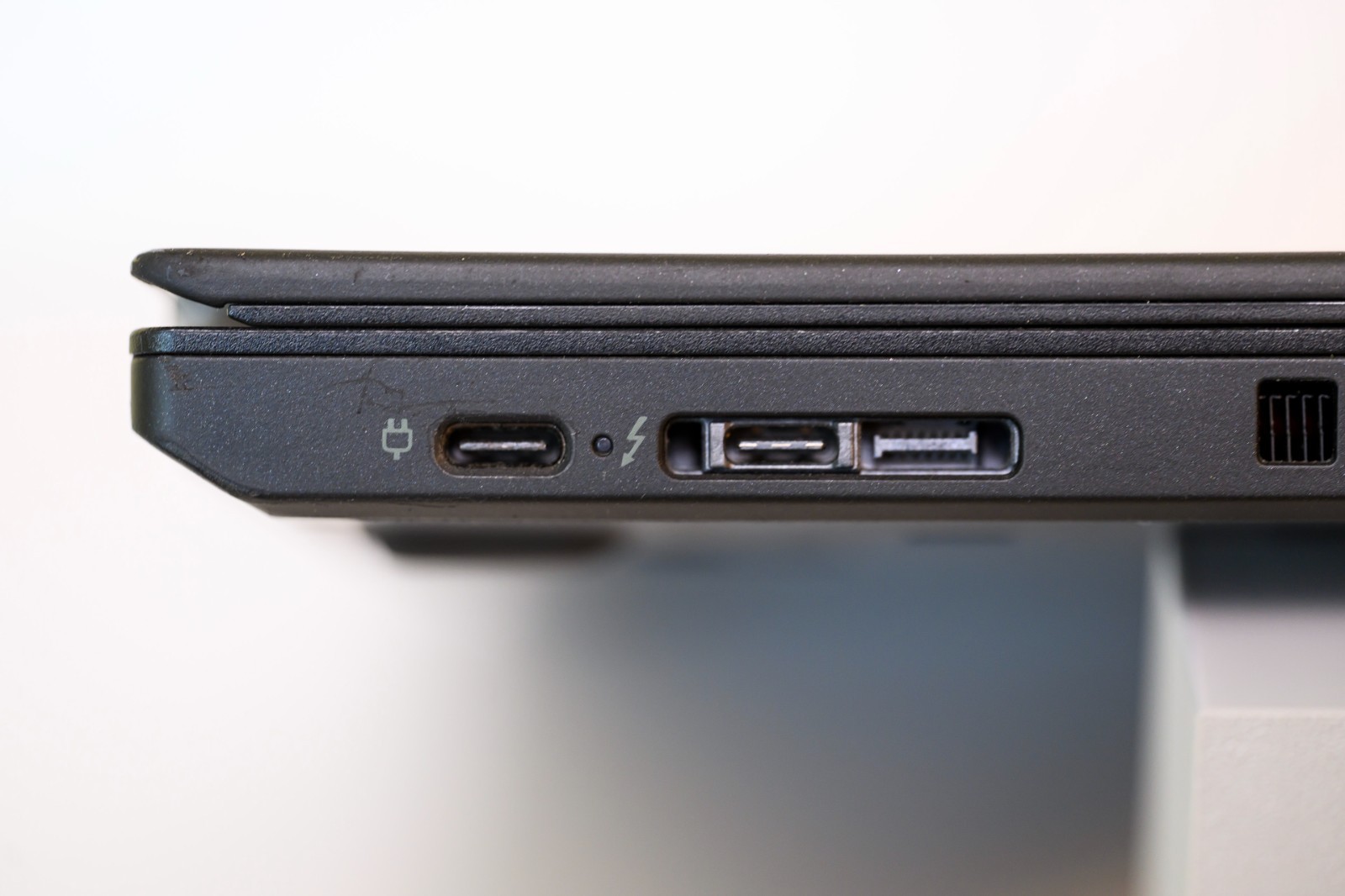 Lenovo ThinkPad T480 14″ FHD Core i5-8350U 12GB 256GB NVMe SSD Win 10 Pro IR/RGB