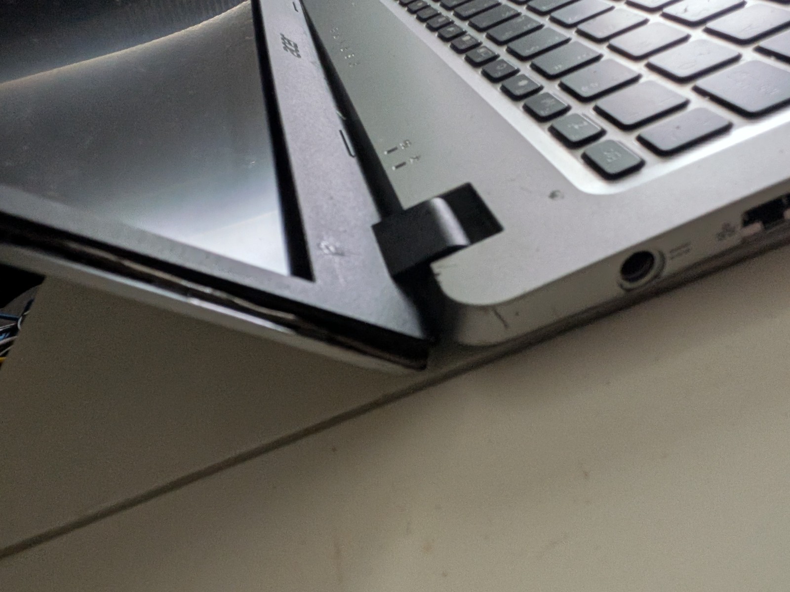 Acer Aspire 5 15.6″ (512GB HDD, AMD Ryzen 3200U, 2.6GHz, 12GB) READ DETAILS