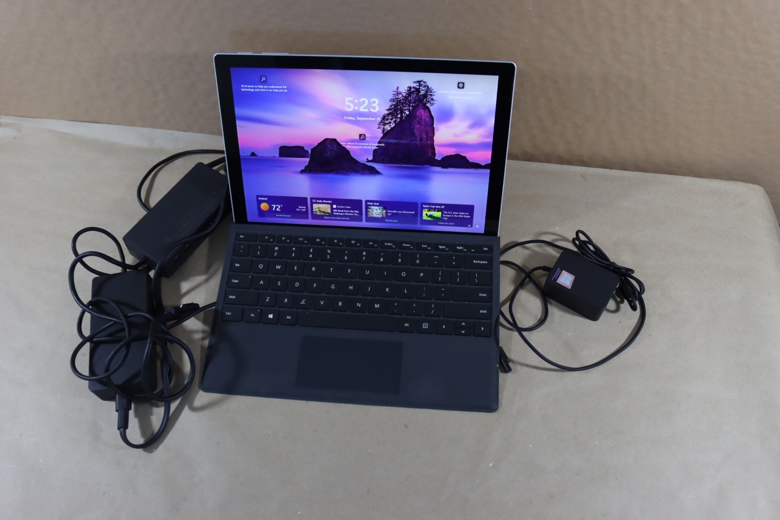 Microsoft Surface Pro 5 i5-7300U 8GB RAM 256GB Wi-Fi + LTE