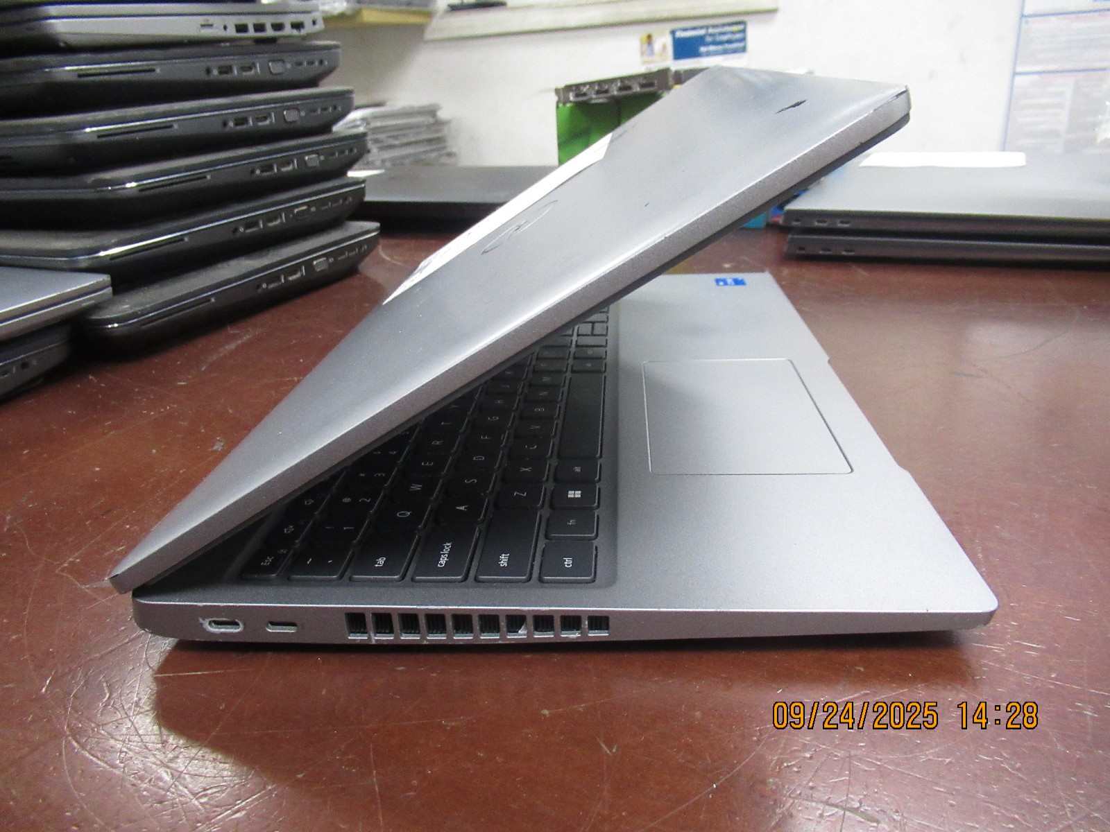 Dell Latitude 5530 i5-1235U 1.30GHz 32GB 512GB M2 SSD 15.6″ Laptop w/ AC [NO OS]