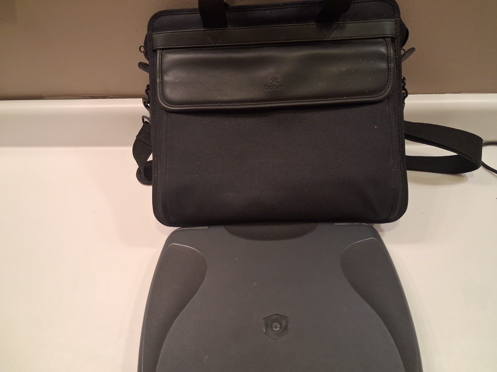 Vintage Gateway Solo 1150 Laptop Windlows ME – Parts or Repair Only