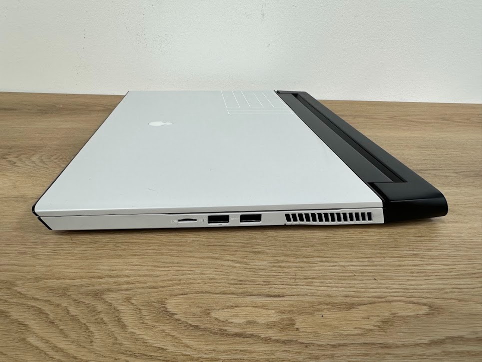Alienware M15 R3 Core i7 10875H 32GB DDR4 Nvidia RTX 2070 Super 512GB SSD