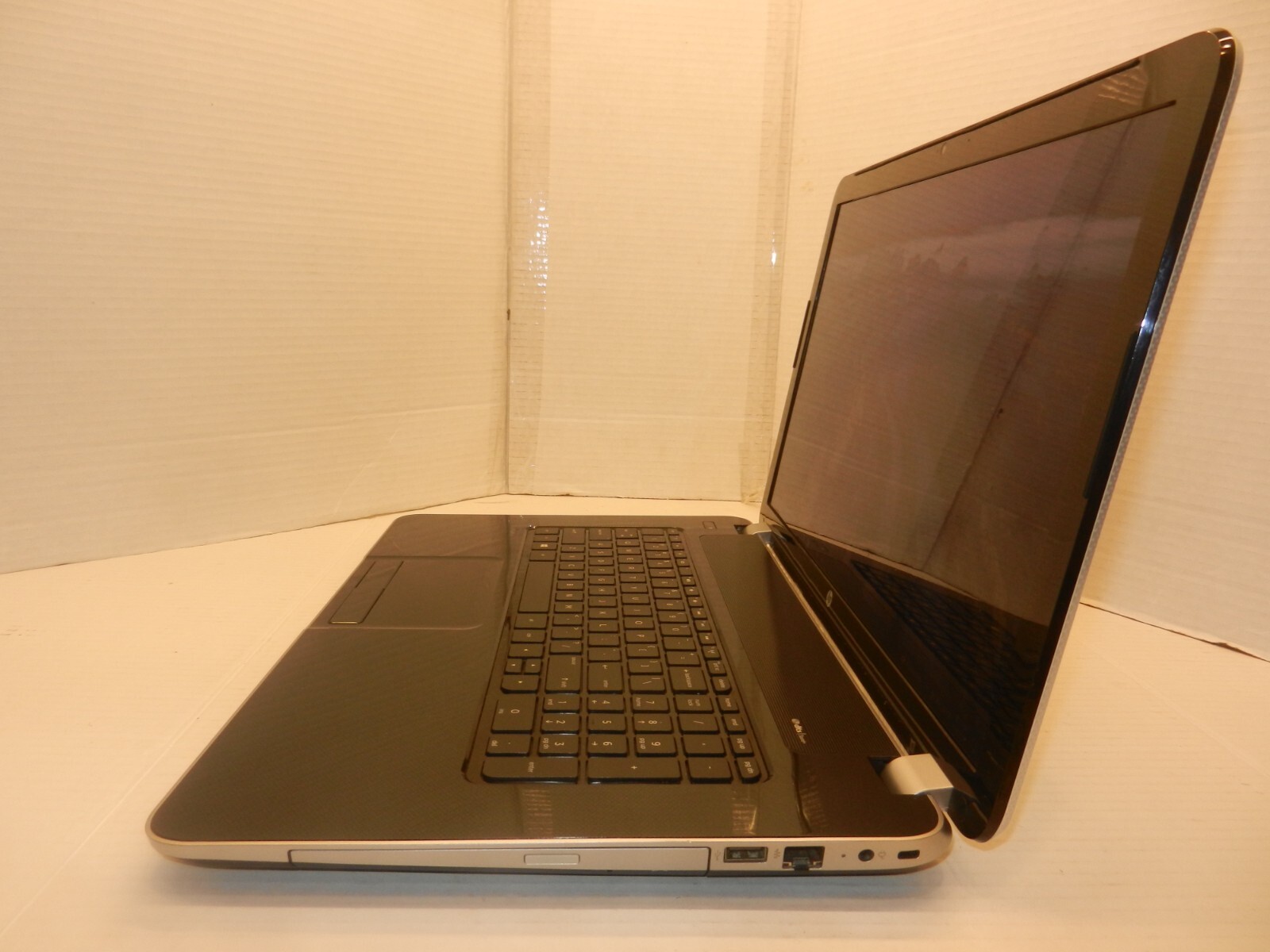 HP PAVILION 17-E016DX 17.3 AMD A8-5550M APU@2.10GHZ 8GB RAM 750GB HDD WINDOWS 10