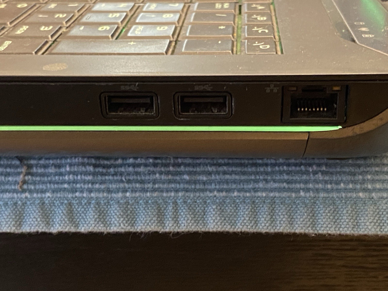 Alienware17 P18E Gaming Laptop Dual Nvidia GeForce GTX 860M 19.5V/9.23/12.3 A 17