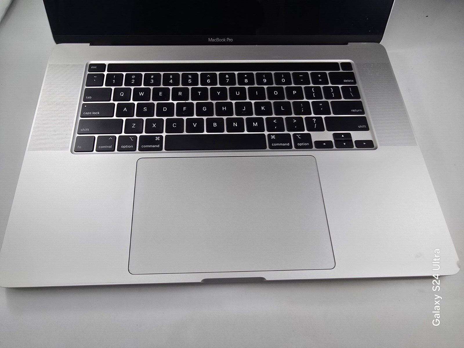 Apple MacBook Pro 16 Inches Silver 2019 i7-9750H 16GB 512GB Cycle count 237