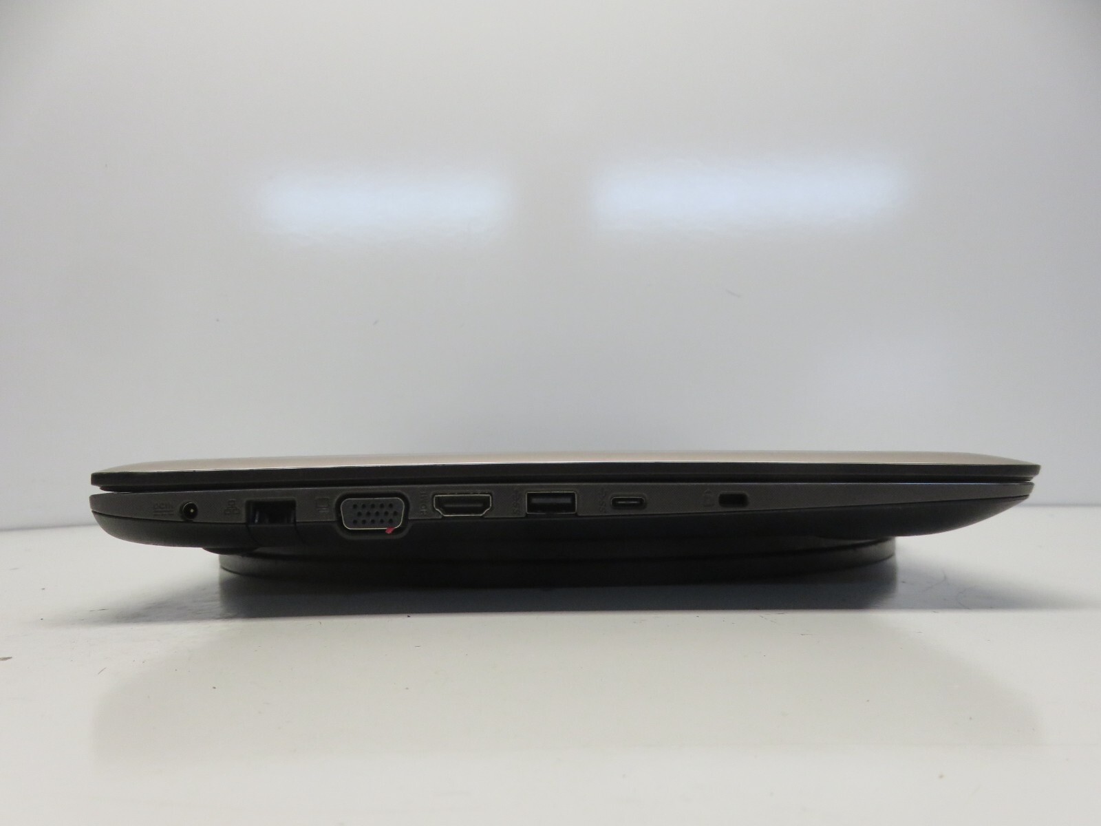 Asus F556U Intel i5-6200U 2.3GHz 8 GB NO HDD No Batt
