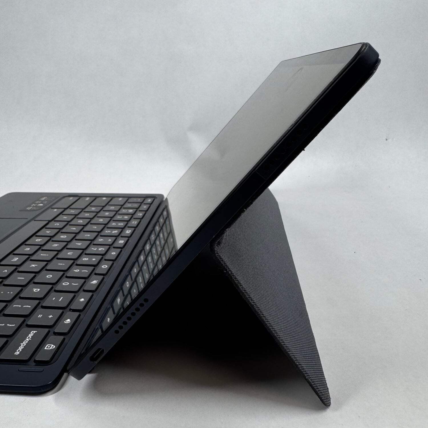 Lenovo IdeaPad Duet 5 13Q7C6 13.3″ Snapdragon 7c 2.55Ghz 8GB RAM 128GB SSD