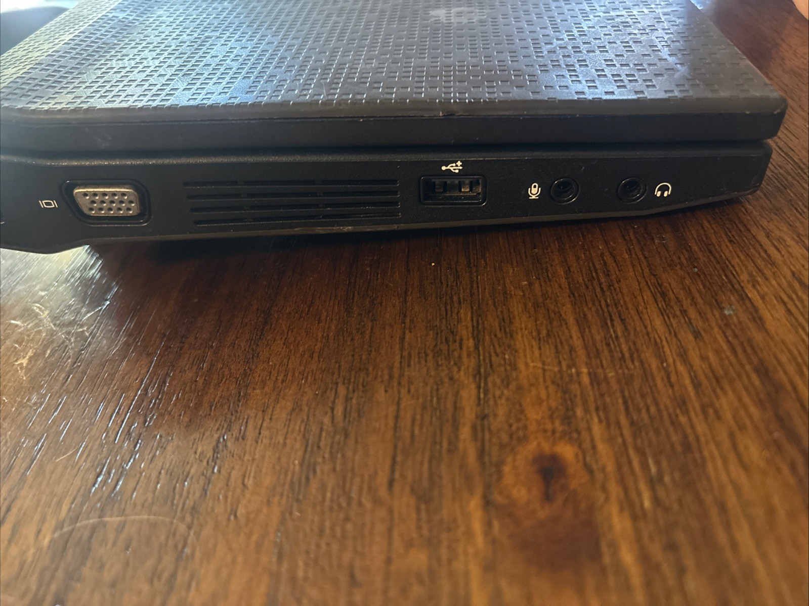 Dell Latitude 2110 Laptop Intel Atom N470 @ 1.83GHz 2GB 10.1″ LCD Win XP pro