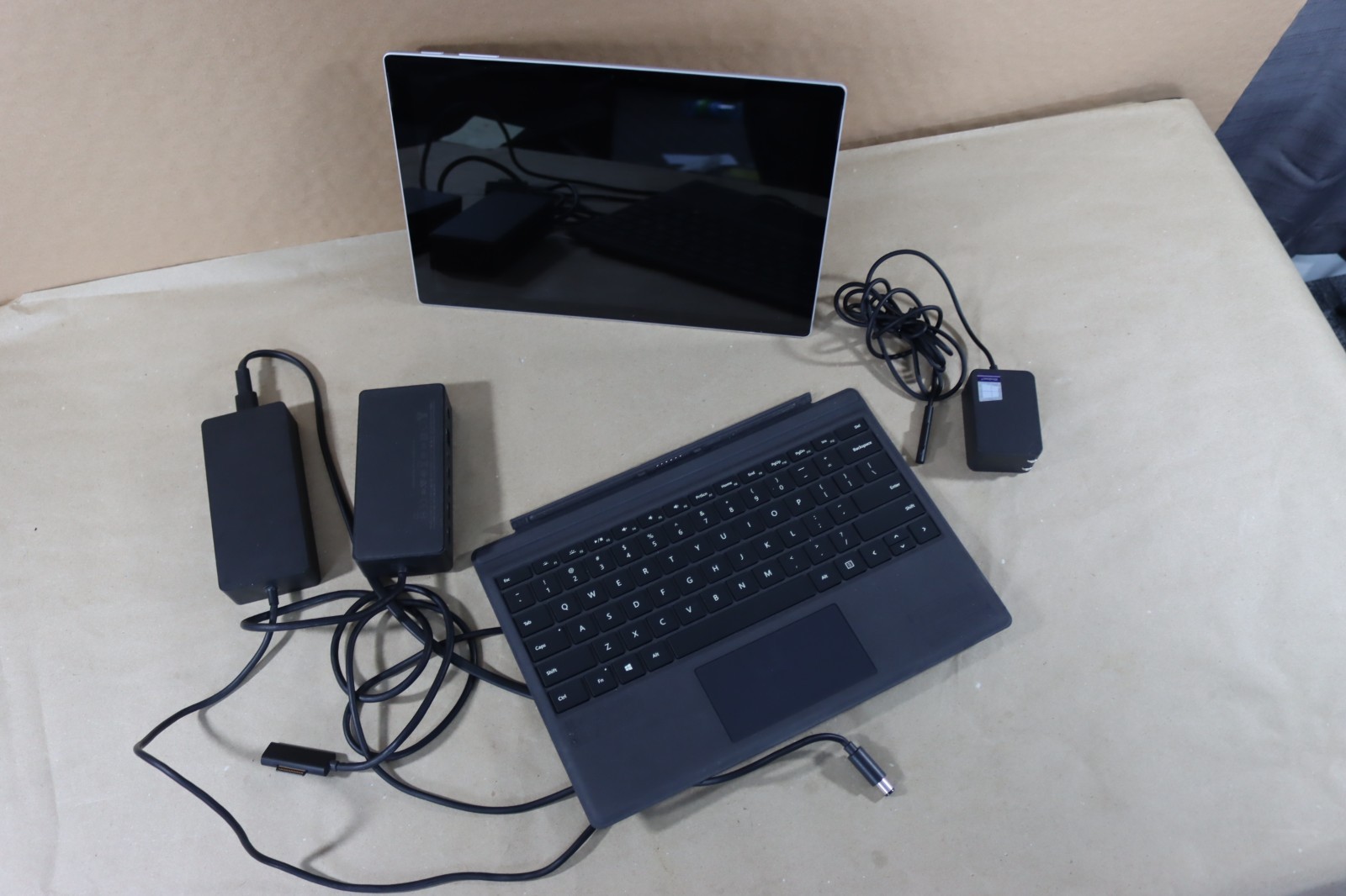Microsoft Surface Pro 5 i5-7300U 8GB RAM 256GB Wi-Fi + LTE