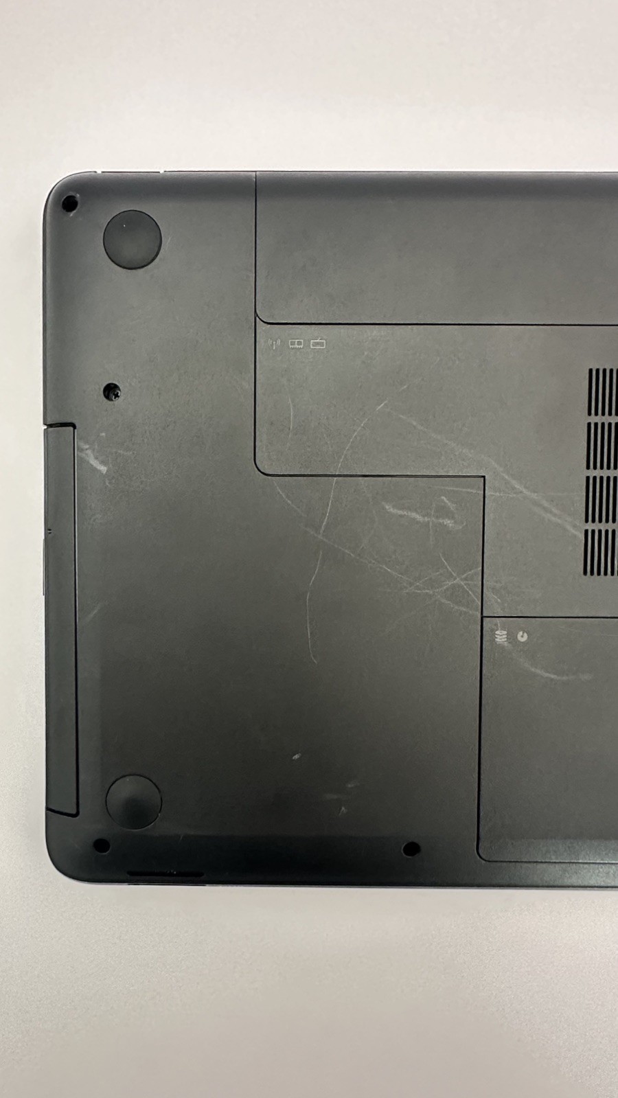 HP 2000-2D09WM With Battery /UNTESTED! UNKOWN!