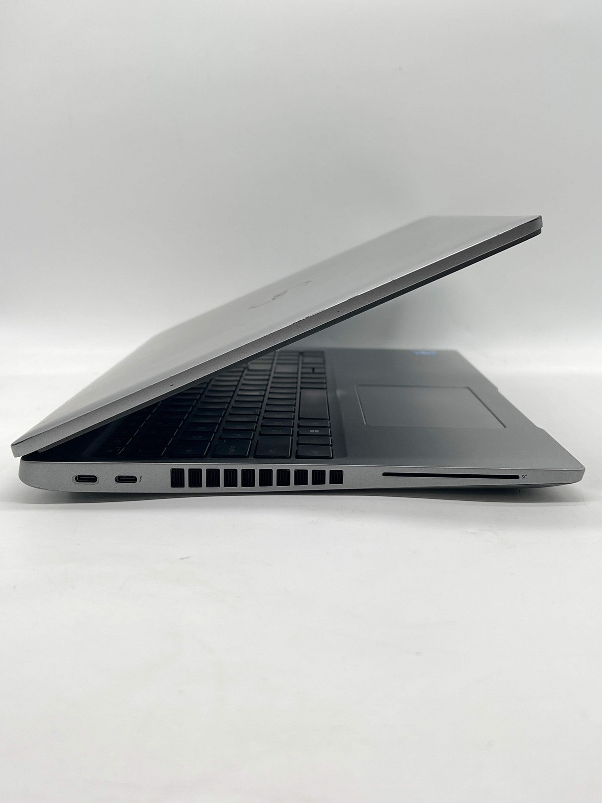 Dell Latitude 5520 15.6″ Intel Core i5-1145G7 16GB RAM 512GB SSD Gray – Used