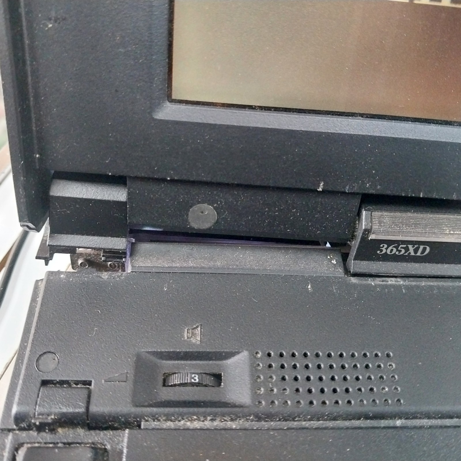 Vintage IBM ThinkPad 365XD with AC adapter & FDD boots to BIOS. Broken Hinge