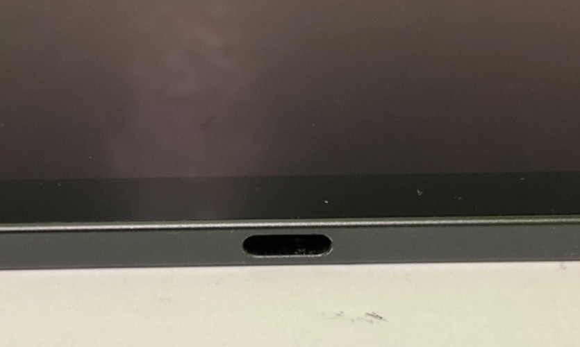 Apple iPad Pro 13-inch (M4) MVR3LL/A 256 GB, Wi-Fi + 5G, 13 in W/ Charger