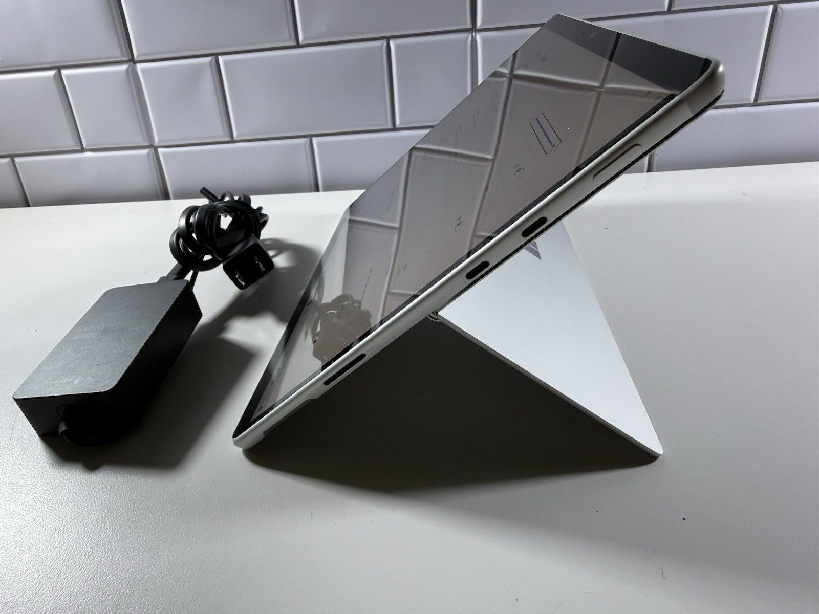 Microsoft Surface Pro 8 (1982) i5-1145G7 – 16GB RAM – 256GB 120Hz – Win 11 Pro