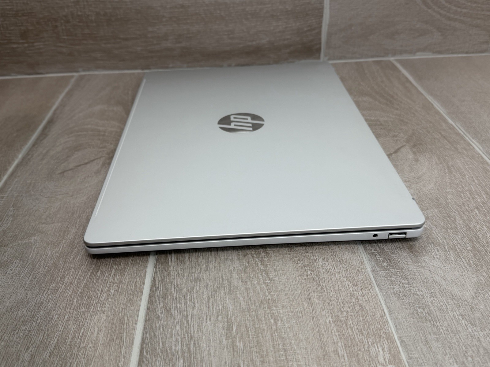 HP OmniBook 5 16-FB0435NR 16″ OLED Touch Laptop Snapdragon X 16GB RAM 512GB NVMe