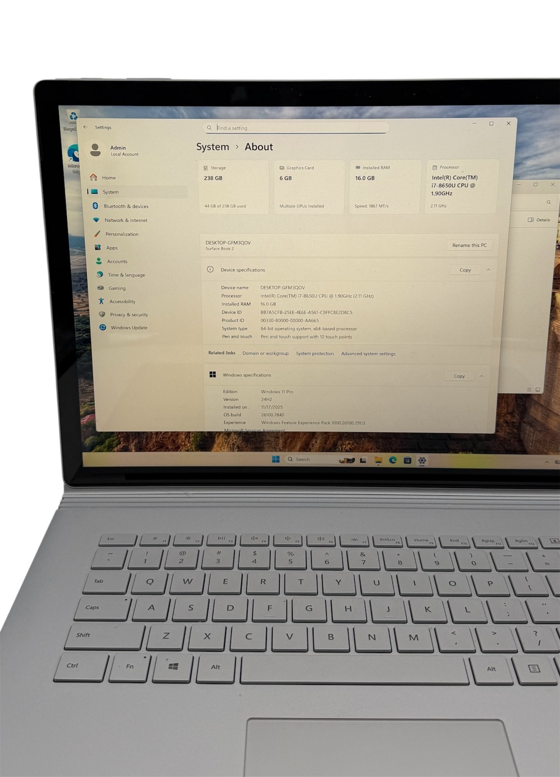 Microsoft Surface Book 2 15″ Intel Core i7, 8650U @ 1.90GHz, 16GB RAM 256GB SSD