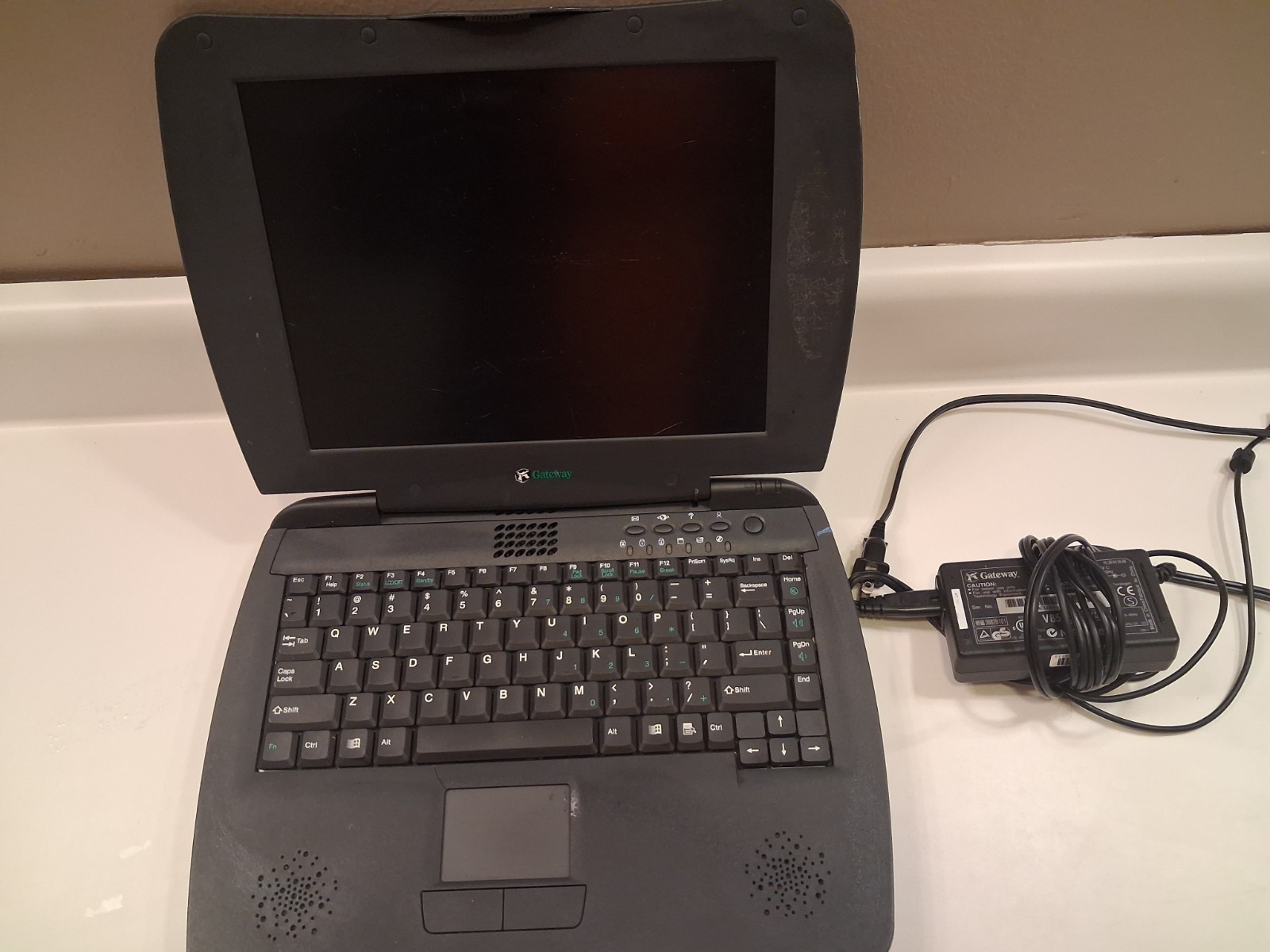 Vintage Gateway Solo 1150 Laptop Windlows ME – Parts or Repair Only