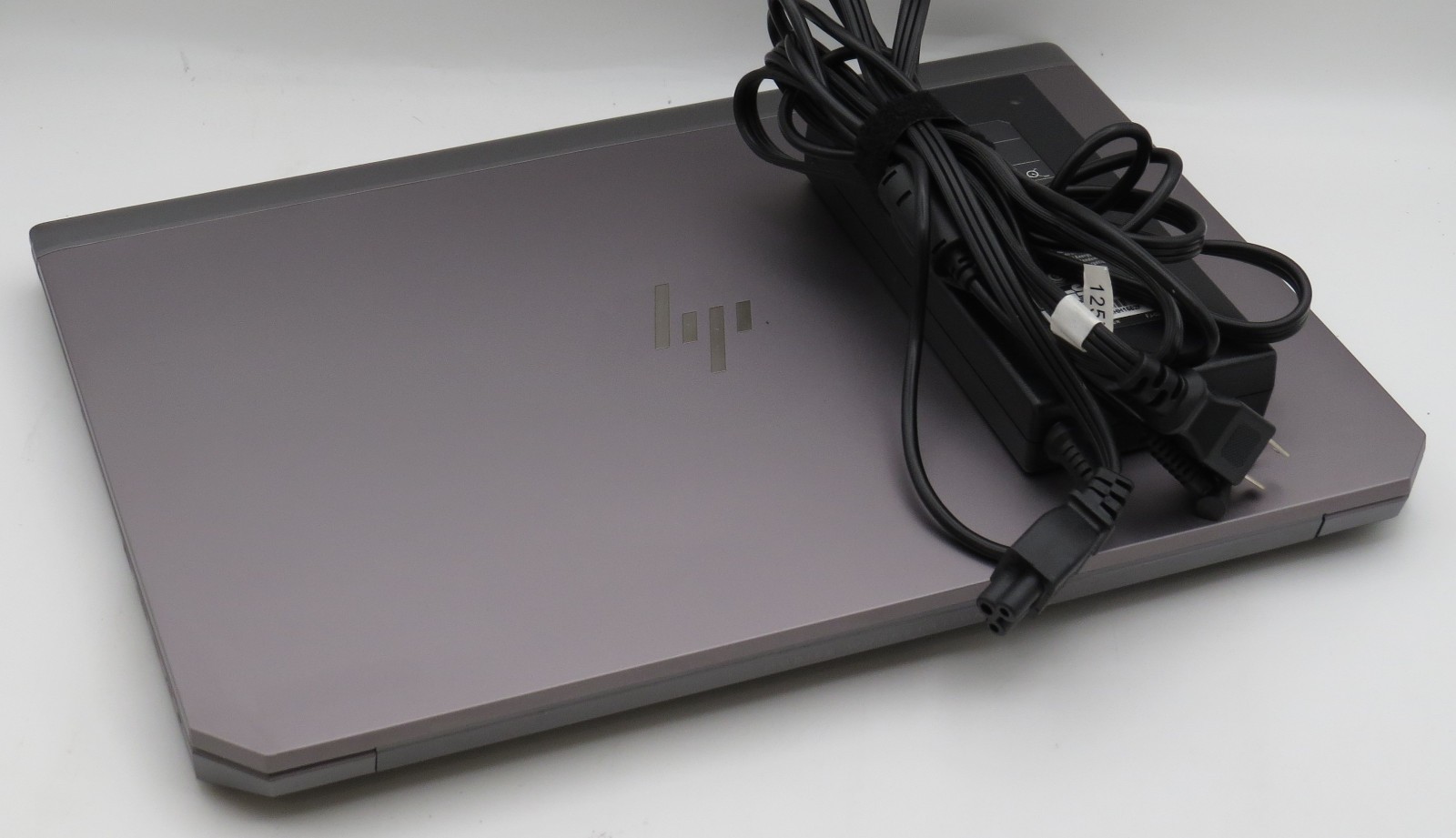 HP ZBook Studio G5 | i7-8750H | 16GB DDR4 | P1000 | 15.6″ l 256GB M2 | Win 11