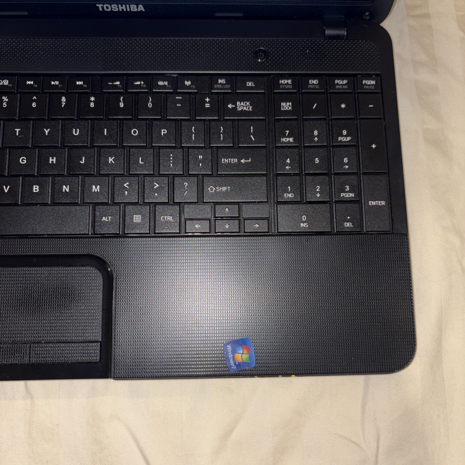 tosiba satellite c855-s5233 15.6″ Notebook – Celeron 1.70 Ghz, 16 GB, 240 GB