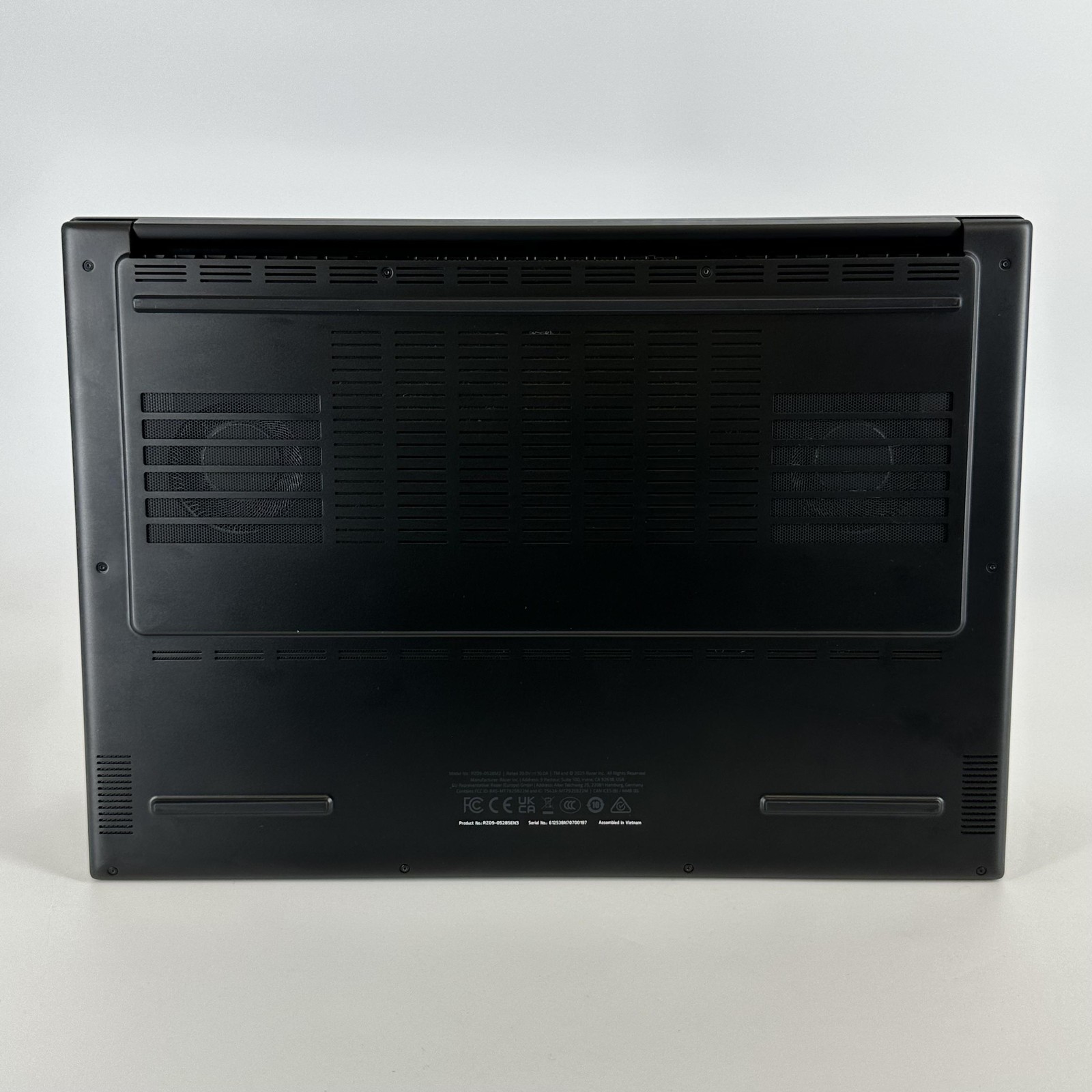 Razer Blade 16 240Hz QHD+ 2025 2.0 GHz Ryzen AI 9 365 16GB 1TB SSD RTX 5060