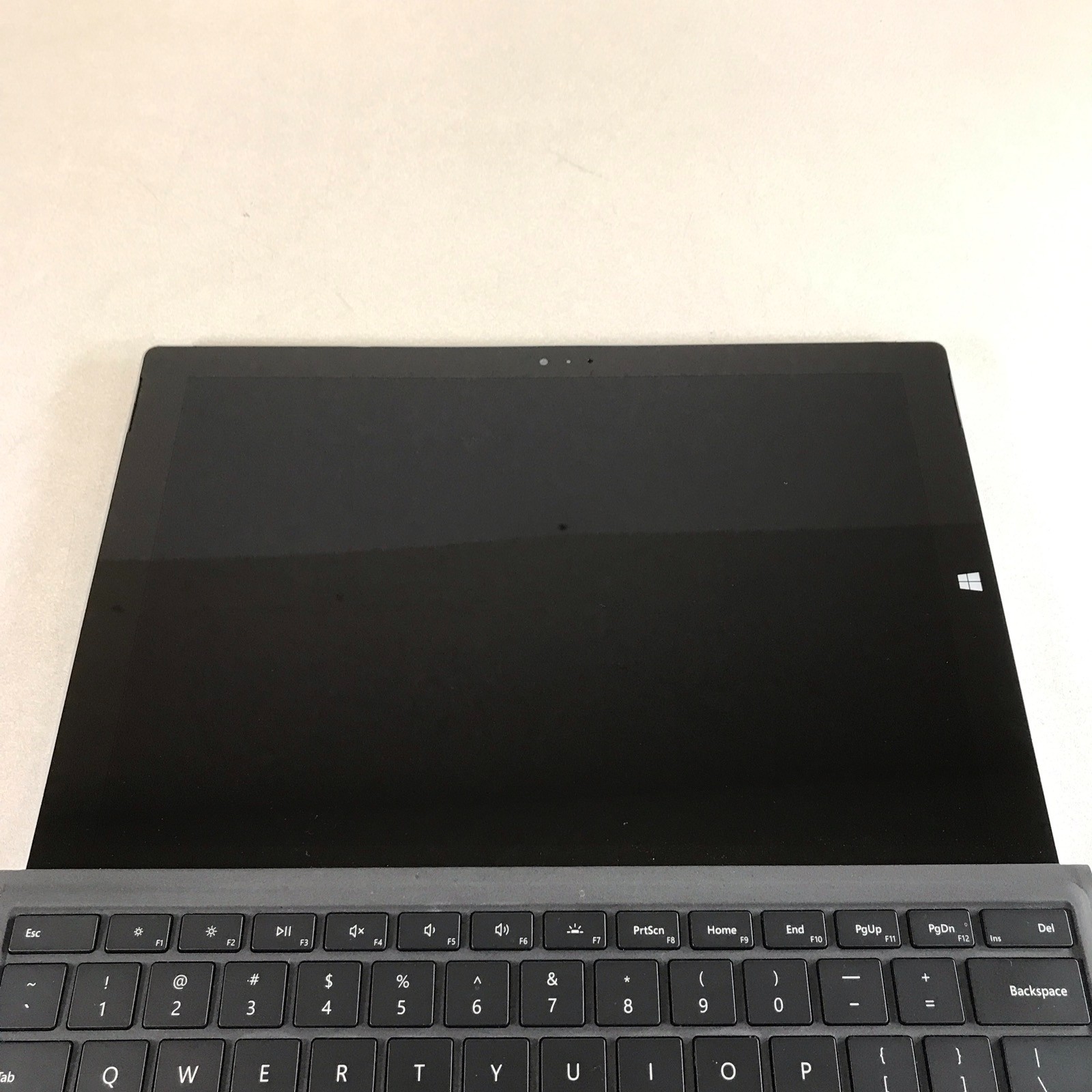 Microsoft Surface Pro 3 Intel i3-4020Y 4GB RAM 64 GB SSD Win 10 Pro