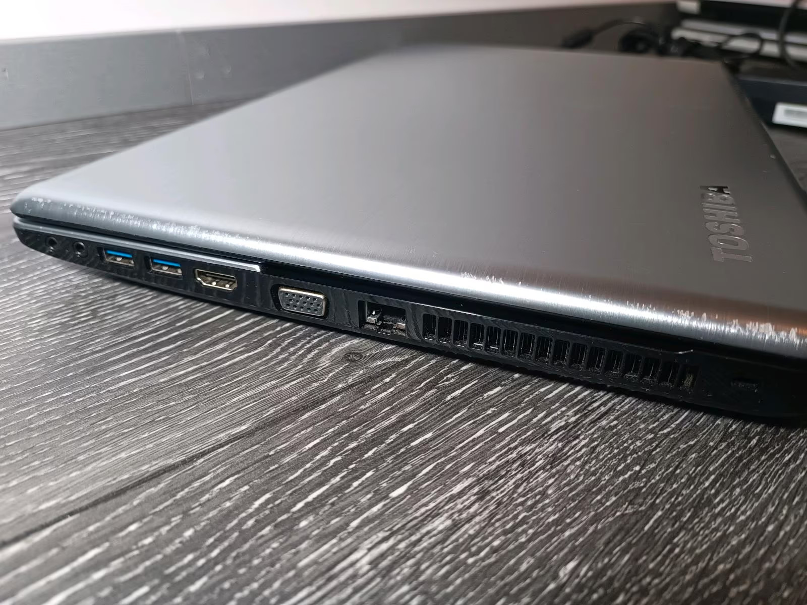 Toshiba Satellite S70 Notebook Laptop PC 2.5 GHz i3 Windows