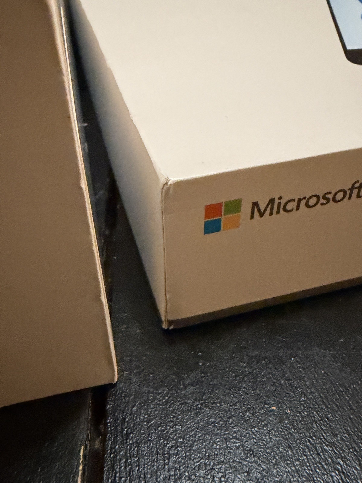 **EMPTY BOX** Microsoft Surface Pro 8 – 13″ Touch 256 GB SSD, Intel Core i7