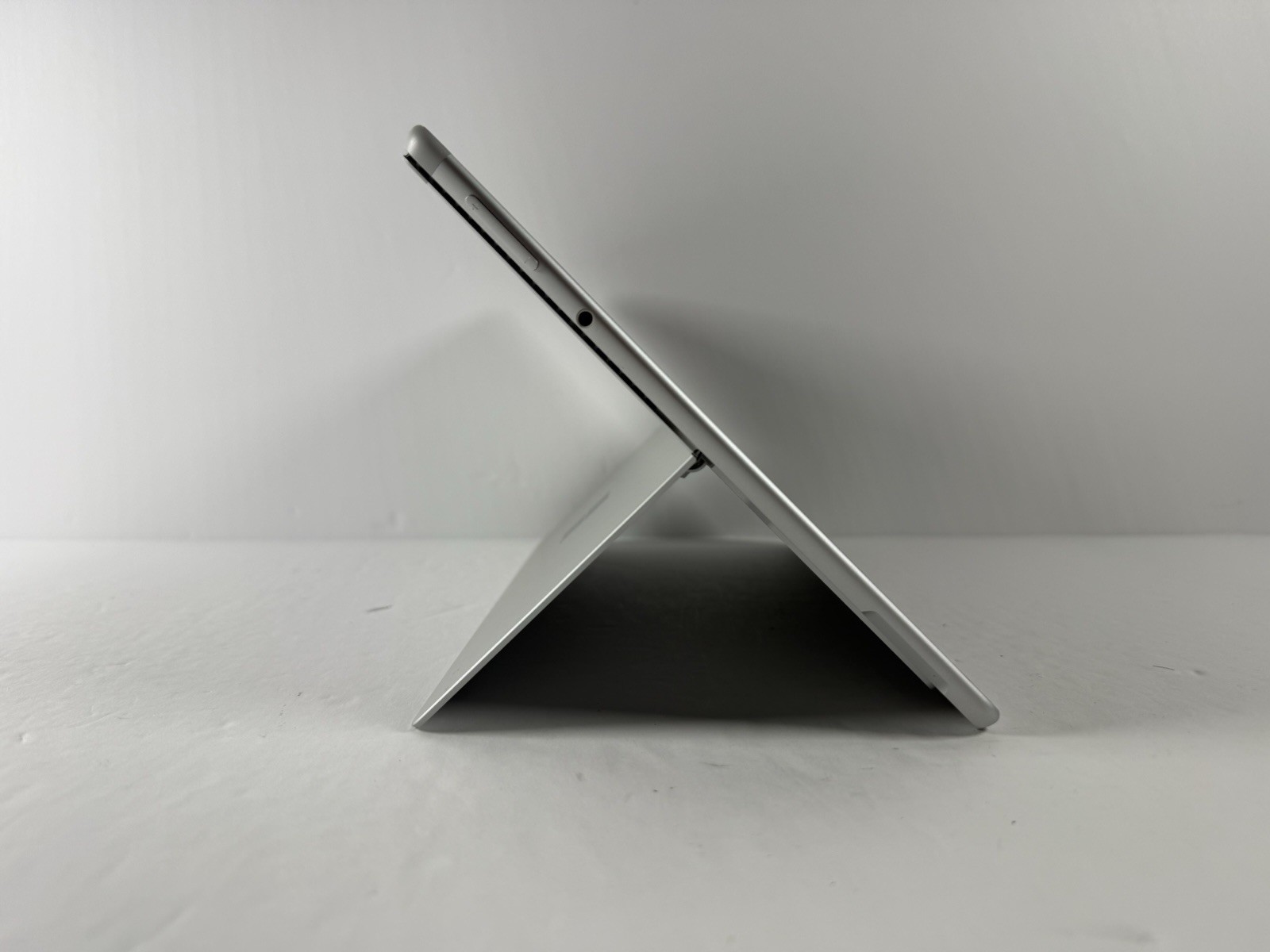 Microsoft Surface Pro 8 (1982) i5-1145G7 – 16GB RAM – 256GB 120Hz – Win 11 Pro