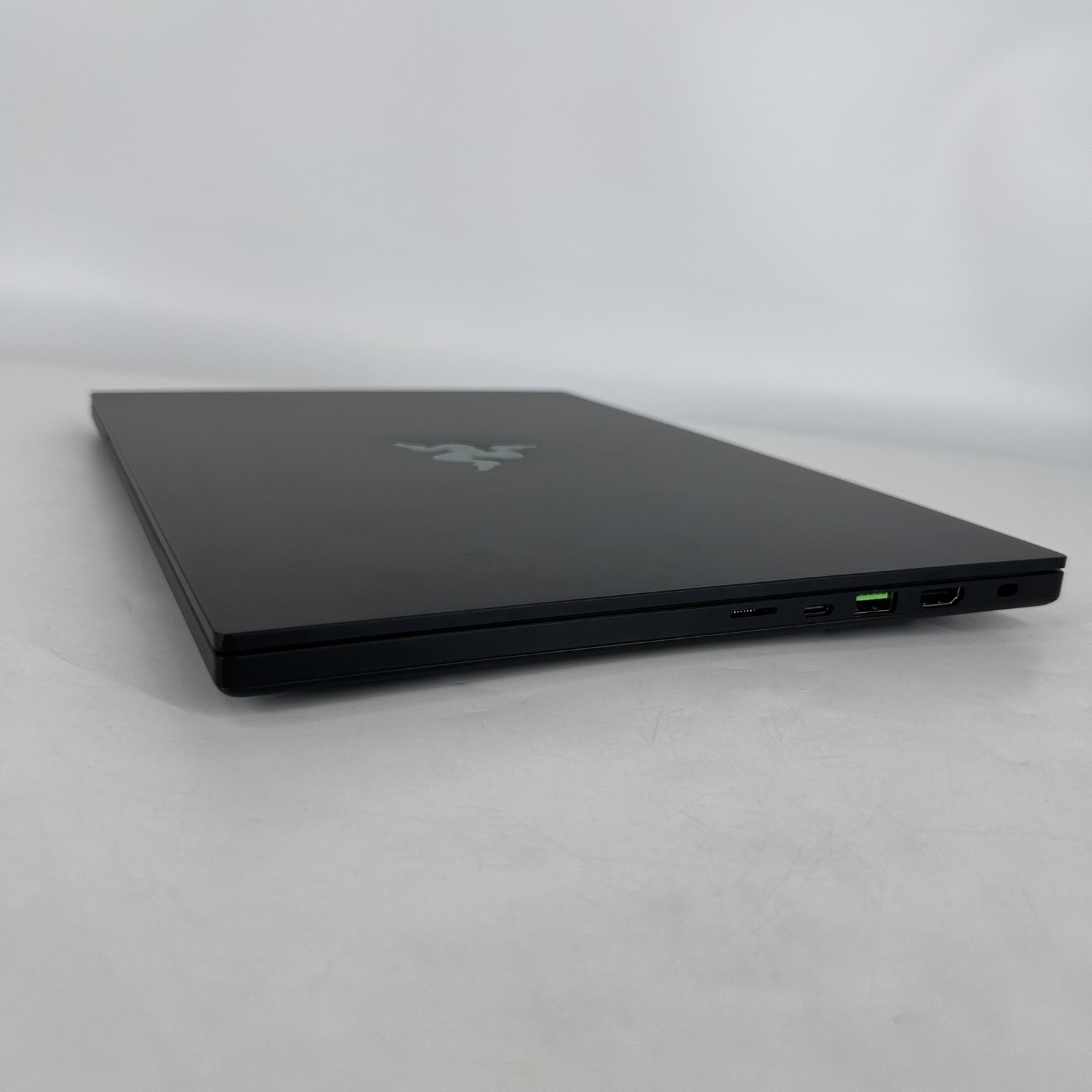 Razer Blade 14 120Hz QHD+ 2025 2.0 GHz Ryzen AI 9 365 32GB 1TB SSD RTX 5070-READ
