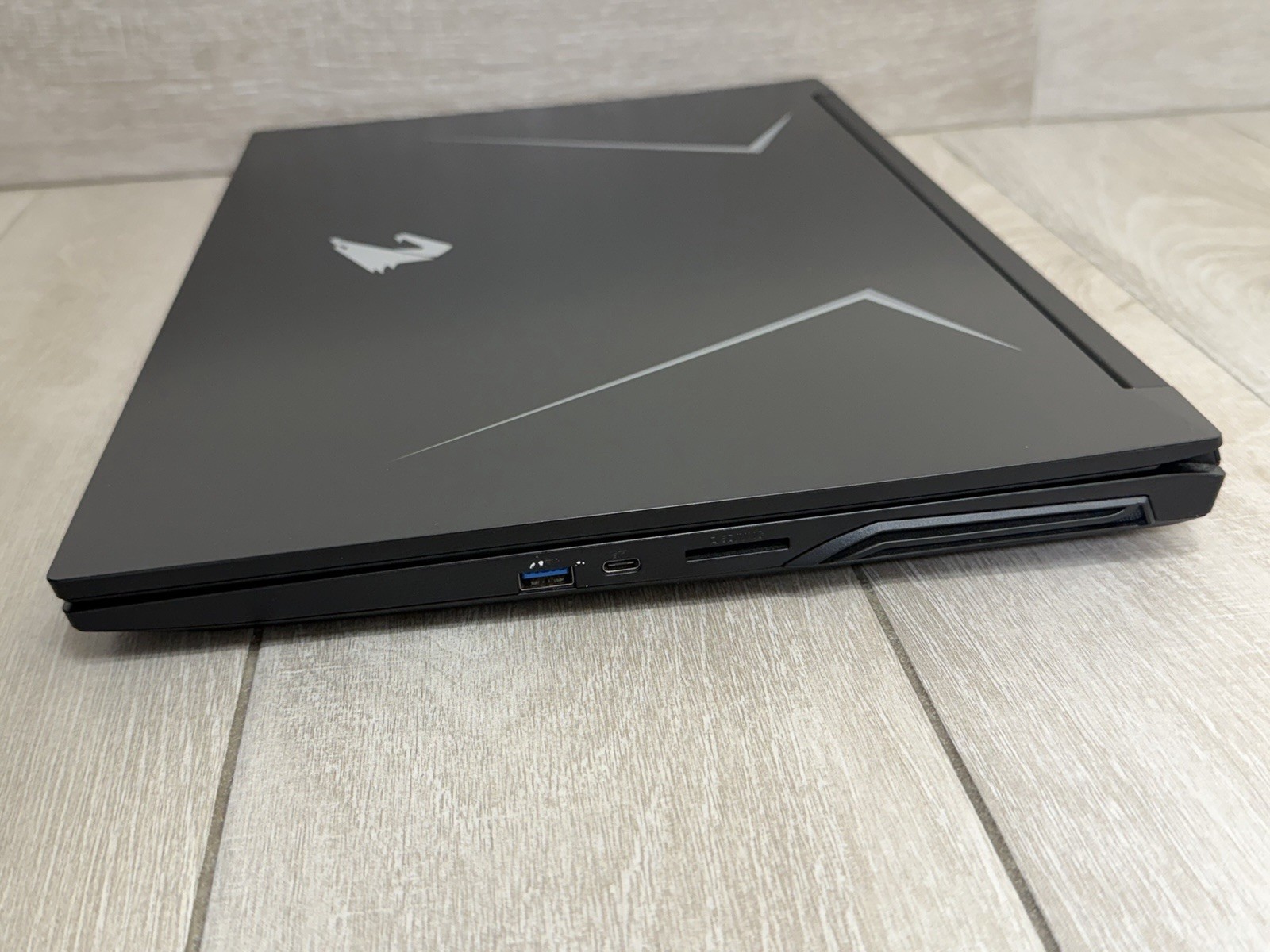 GIGABYTE AORUS 7 17″ Gaming Core i7-9750H GTX 1650 8GB RAM 256GB SSD 1TB HDD