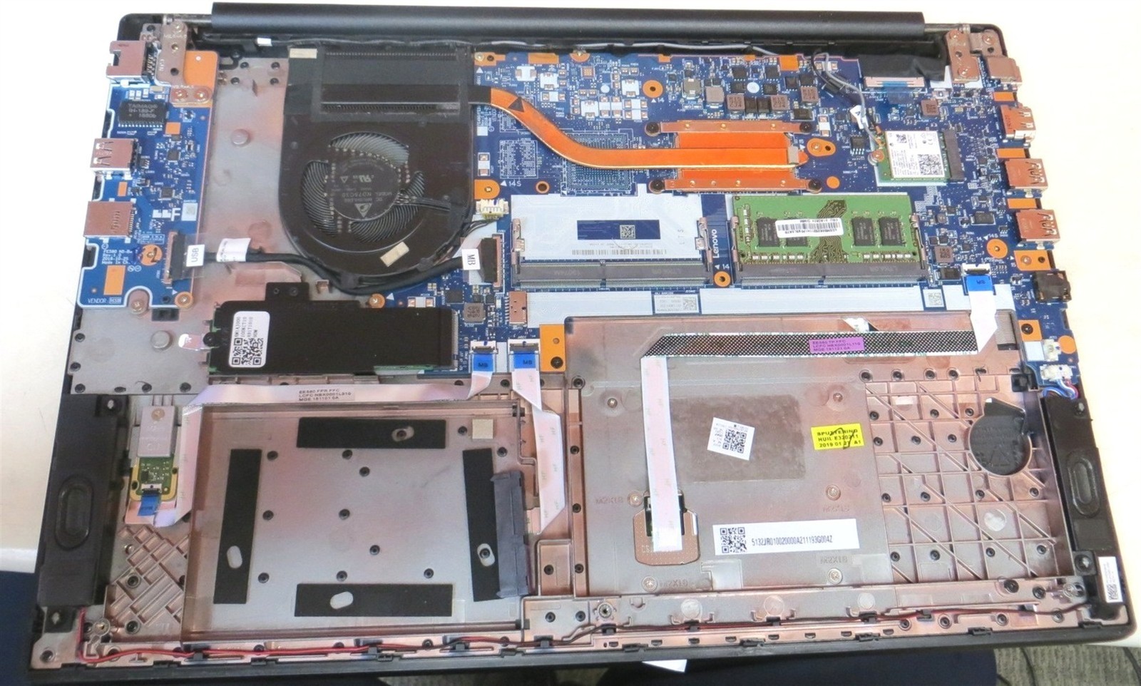 Scratched LCD Lenovo ThinkPad E590 Laptop Intel i5-8265U 1.6GHz 8GB 256GB w/OS