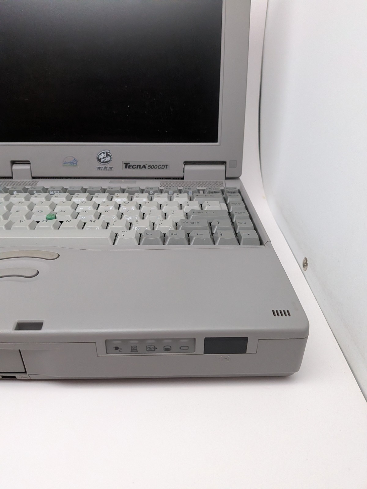 Vintage Toshiba Tecra 500CDT Notebook Computer w/HDD RAM WIN 95 *WORKS*