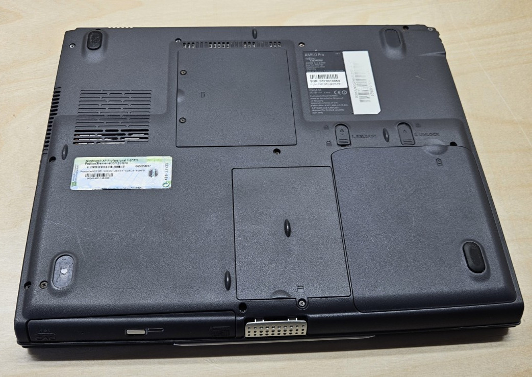 Retro Fujitsu Computers Siemens Amilo Pro V2000 / Pentium 1.5 Ghz / 256Mb Ram