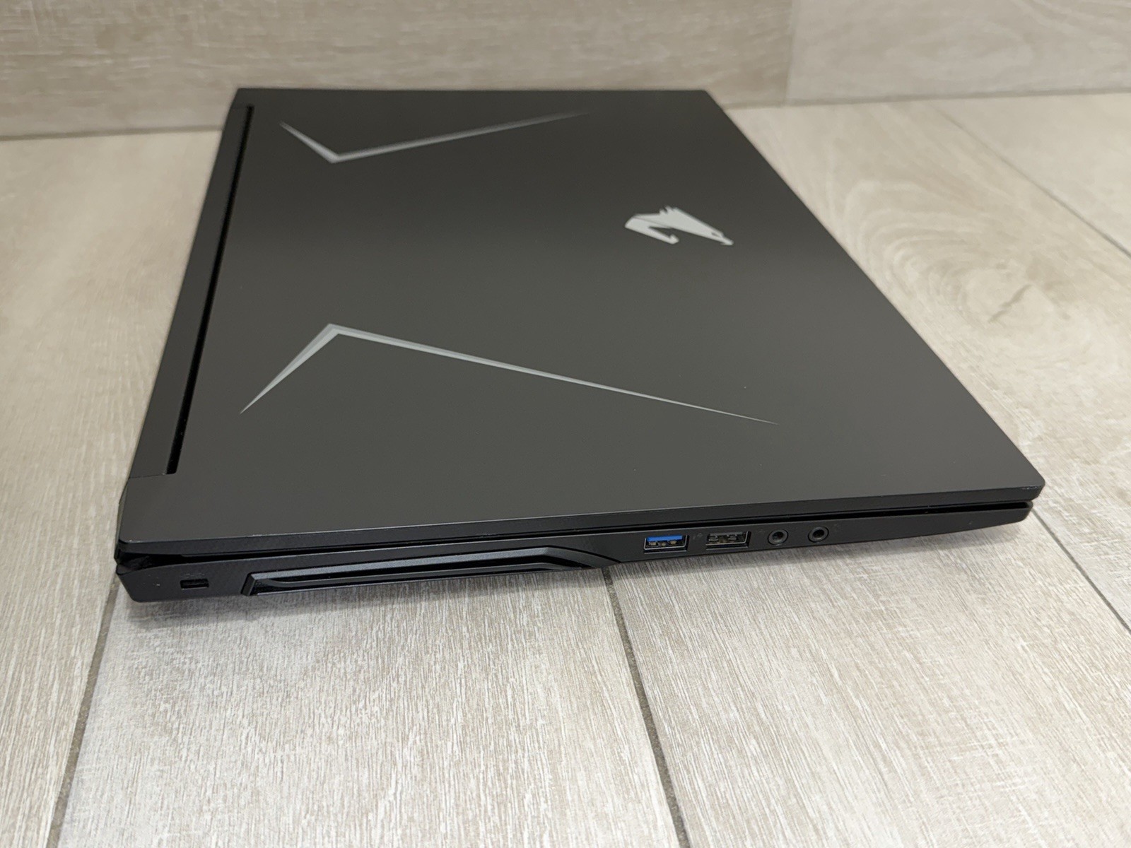 GIGABYTE AORUS 7 17″ Gaming Core i7-9750H GTX 1650 8GB RAM 256GB SSD 1TB HDD