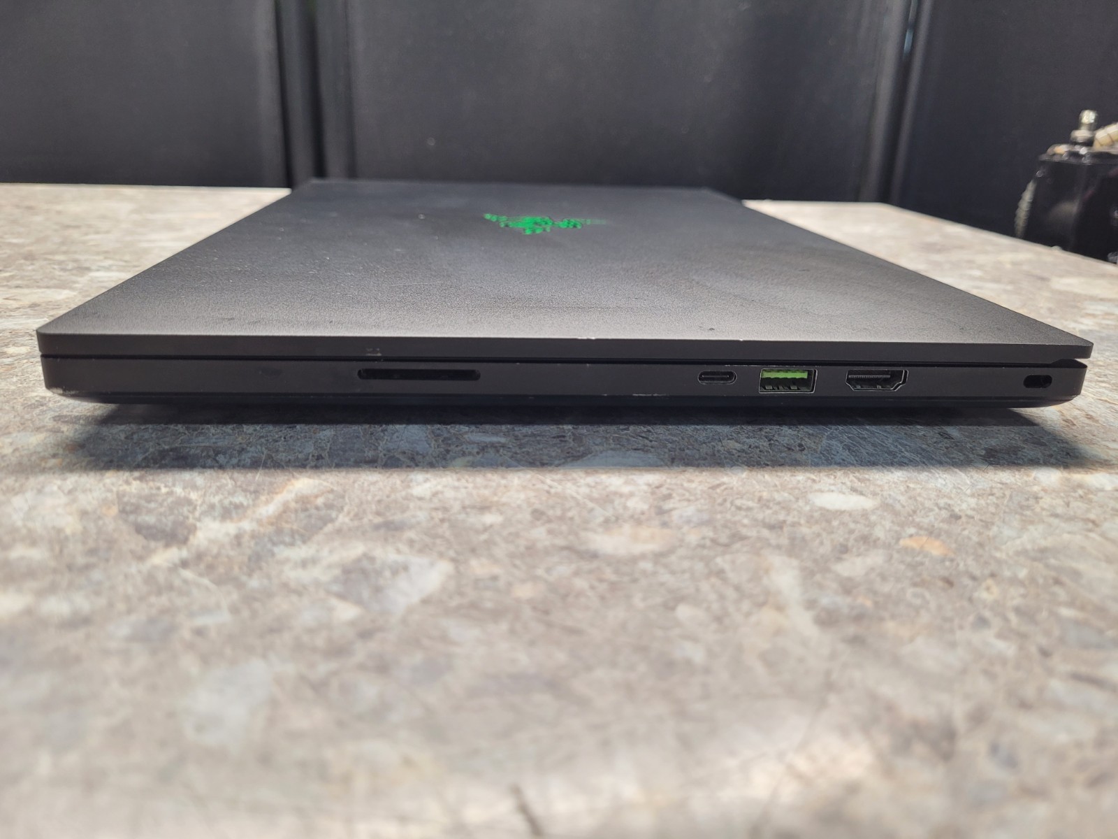 Razer Blade 15 Advanced RZ09-033 15.6″ 300HZ I7-10875H 16GB RTX 2070S MAXQ READ