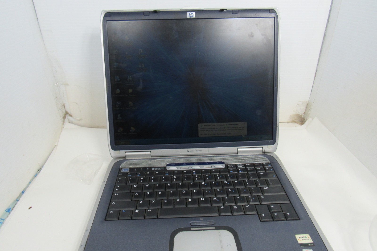 HP Laptop Pavillion ZE4400 Powers On WIndows XP Includes Power Cable
